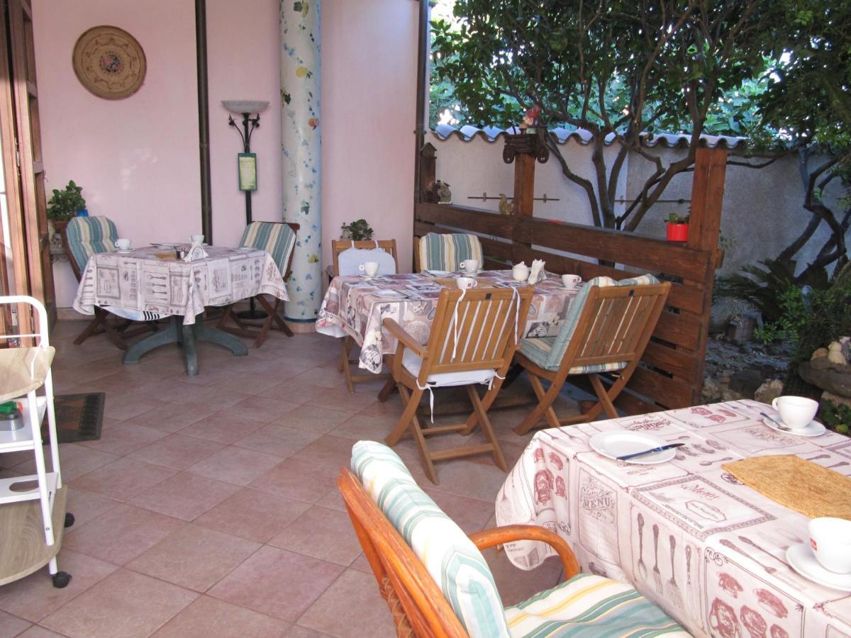 Bed and Breakfast Il Portico Uras Exteriér fotografie