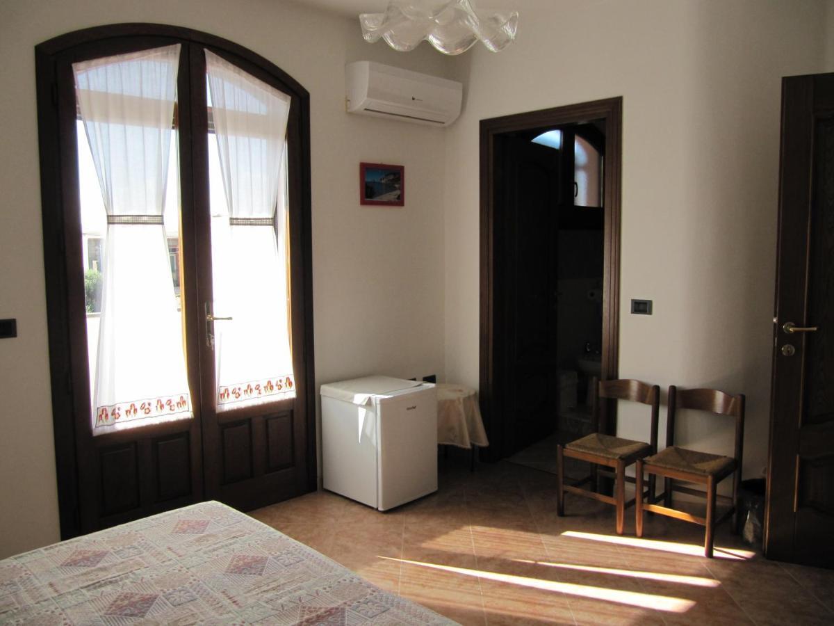 Bed and Breakfast Il Portico Uras Exteriér fotografie